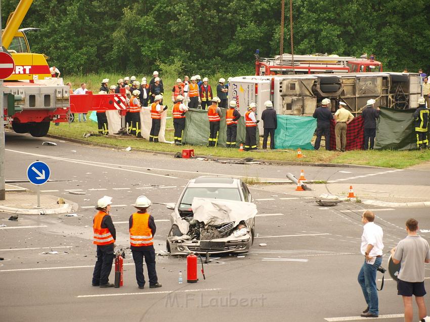 Schwerer Unfall mit Reisebus Lohmar Donrather Dreieck P493.JPG